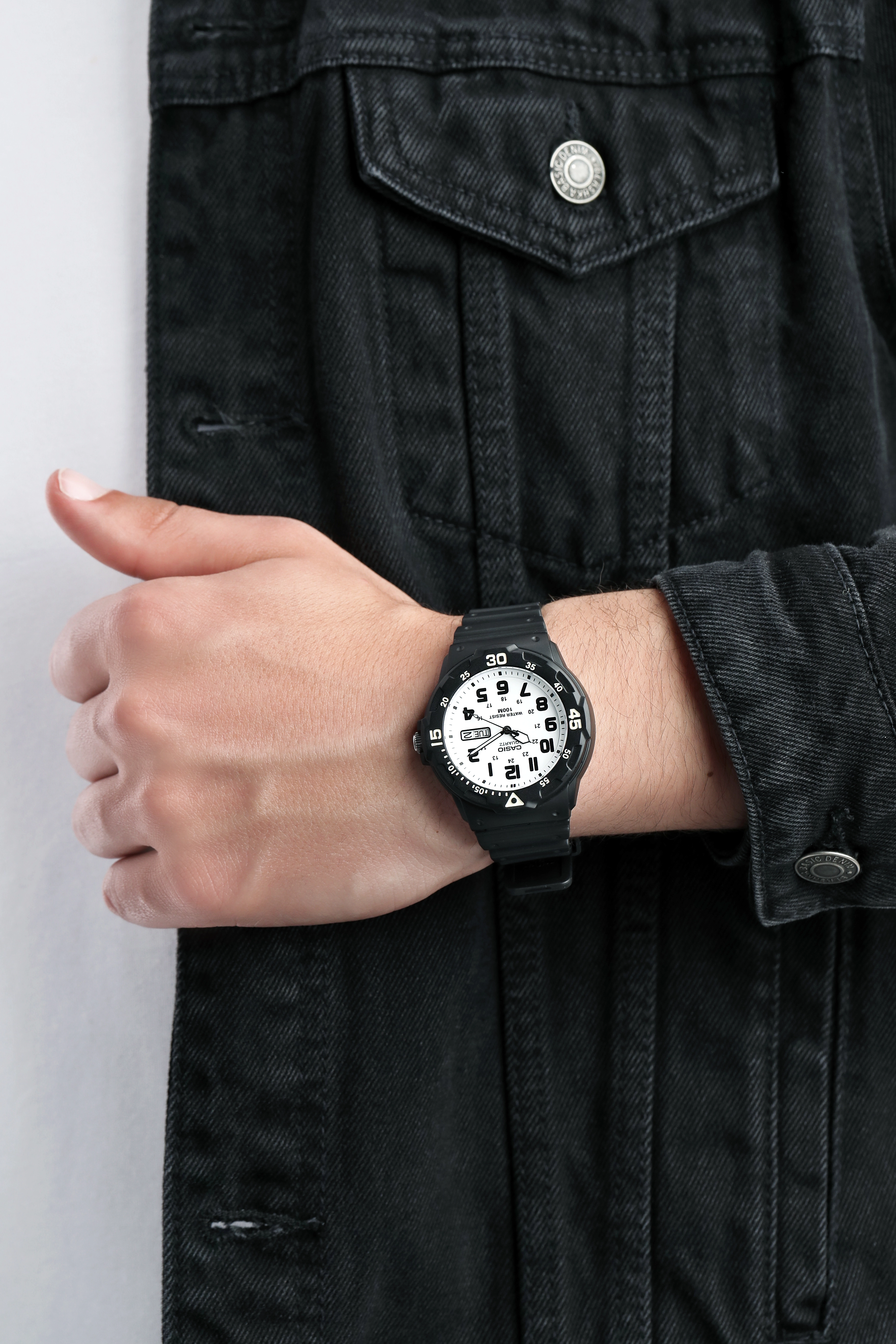 Quartz Wristwatch / MRW-200H-7BVDF