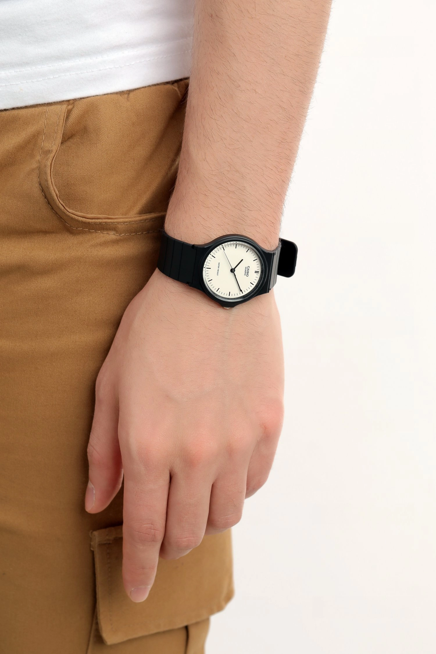 Quartz Wristwatch / MQ-24-7ELDF