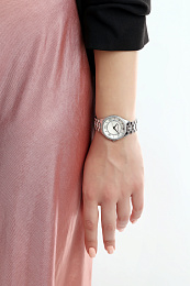 Quartz Wristwatch / MK3900